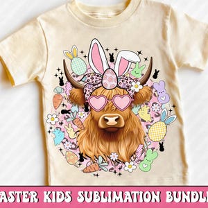Puede incluir: Una camiseta beige claro con una vaca de las Tierras Altas con orejas de conejo, gafas de sol en forma de coraz&oacute;n y una diadema floral. Los gr&aacute;ficos con tem&aacute;tica de Pascua incluyen zanahorias, huevos y conejos. El texto "EASTER KIDS SUBLIMATION BUNDLE" est&aacute; en la parte inferior.