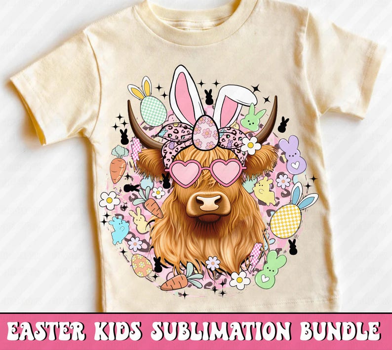 Puede incluir: Una camiseta beige claro con una vaca de las Tierras Altas con orejas de conejo, gafas de sol en forma de coraz&oacute;n y una diadema floral. Los gr&aacute;ficos con tem&aacute;tica de Pascua incluyen zanahorias, huevos y conejos. El texto "EASTER KIDS SUBLIMATION BUNDLE" est&aacute; en la parte inferior.