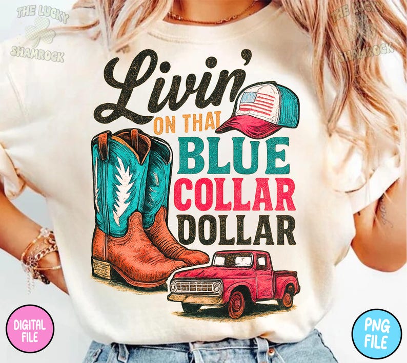 Puede incluir: Camiseta color crema con un dise&ntilde;o gr&aacute;fico que presenta botas de vaquero, una gorra de b&eacute;isbol con una bandera estadounidense y una camioneta roja. El texto dice "Livin' on that Blue Collar Dollar."