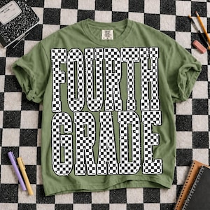 K&ouml;nnte beinhalten: Ein olivgr&uuml;nes Kurzarm-T-Shirt mit dem Text FOURTH GRADE in gro&szlig;en, fetten Blockbuchstaben. Die Buchstaben haben ein schwarz-wei&szlig;es Karomuster mit einer durchgehend abgenutzten, verwitterten Textur im gesamten Design.