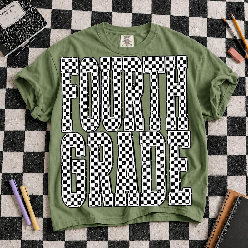 K&ouml;nnte beinhalten: Ein olivgr&uuml;nes Kurzarm-T-Shirt mit dem Text FOURTH GRADE in gro&szlig;en, fetten Blockbuchstaben. Die Buchstaben haben ein schwarz-wei&szlig;es Karomuster mit einer durchgehend abgenutzten, verwitterten Textur im gesamten Design.