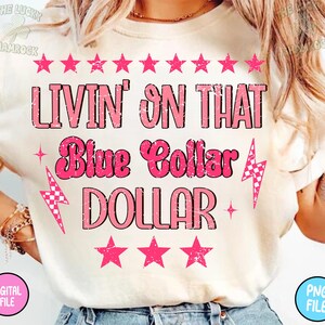 Puede incluir: Camiseta color crema con el texto rosa "LIVIN' ON THAT Blue Collar DOLLAR", adornada con estrellas y rayos rosas. El dise&ntilde;o incluye las palabras "DIGITAL FILE" y "PNG FILE" en c&iacute;rculos.
