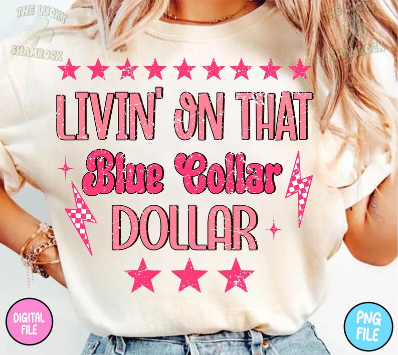 Puede incluir: Camiseta color crema con el texto rosa "LIVIN' ON THAT Blue Collar DOLLAR", adornada con estrellas y rayos rosas. El dise&ntilde;o incluye las palabras "DIGITAL FILE" y "PNG FILE" en c&iacute;rculos.