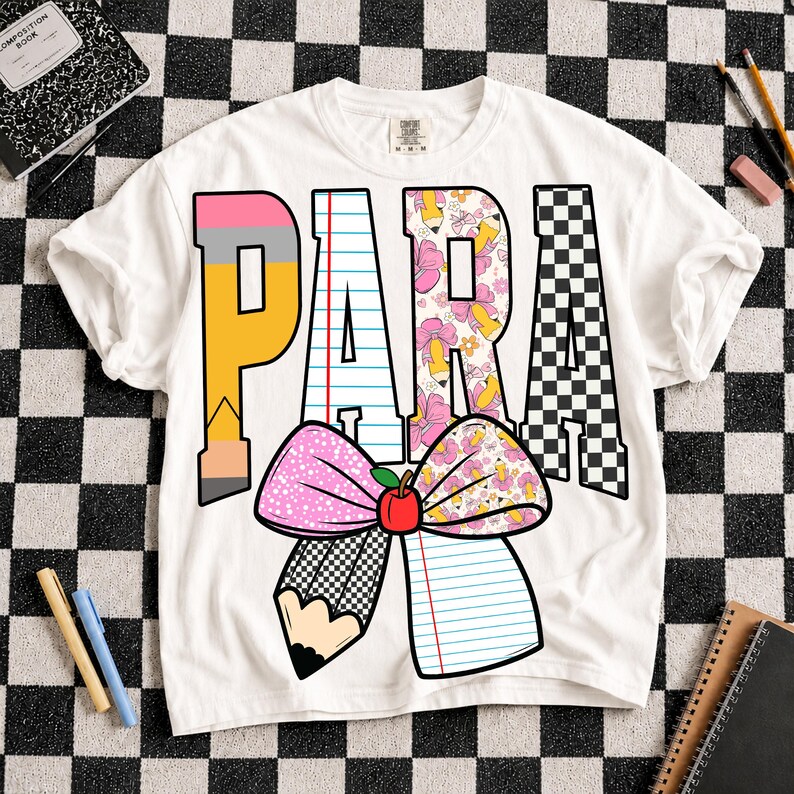 K&ouml;nnte beinhalten: Ein wei&szlig;es T-Shirt mit dem Wort PARA in gro&szlig;en Blockbuchstaben. Das P ist ein gelber Bleistift, das A ist liniertes Papier, das R hat ein Blumen-Bleistift-Muster und das A ist ein schwarz-wei&szlig;es Schachbrettmuster. Darunter ist eine gro&szlig;e Schleife mit einem roten Apfel.