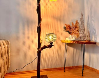 Handgemaakte rustieke houten vloerlamp: boho-decor met walnootafwerking