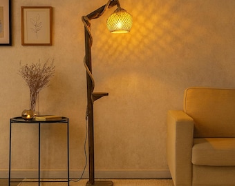 Rustieke houten vloerlamp met rotan lampenkap – Handgemaakte planklamp