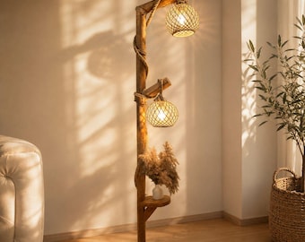 Handgemaakte rustieke vloerlamp – massief grenenhout, boho staande lamp, rotan lampenkap, woondecoratie boerderij, warme sfeerverlichting cadeau