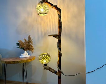 Handgemaakte rustieke grenen vloerlamp met plank - boho-houtdesign