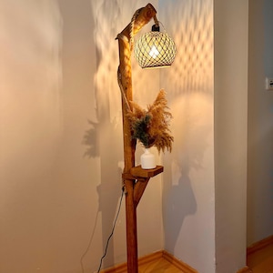 Lámpara de pie rústica de madera con forma de árbol: Pino hecho a mano, acabado barnizado, 140 cm