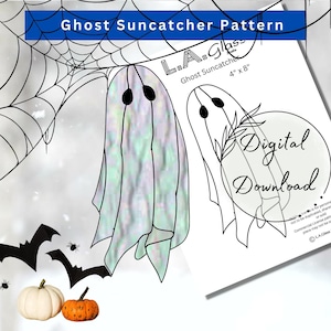 Op de afbeelding: Een digitaal downloadpatroon voor een gebrandschilderd zonnenvanger met twee geesten, een spinnenweb en vleermuizen op de achtergrond. Het patroon is 4 inch bij 8 inch. De tekst "Ghost Suncatcher Pattern" en "L.A. Glass Studio" staat bovenaan de pagina. De tekst "Ghost Suncatcher" en "4" x 8" staat onder de naam van de studio. De tekst "Digitaal Downloaden" staat in de rechterbenedenhoek van de pagina.