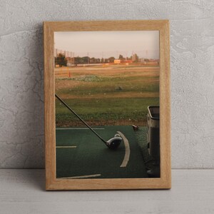 Golf al atardecer, campo de golf, Tailandia / Fotografía callejera / Arte mural imprimible / Regalo de descarga digital / Regalo para papá golfista