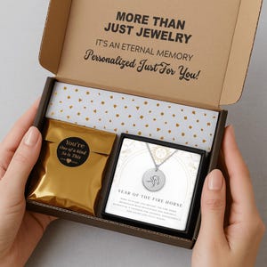 Pu&ograve; includere: Una collana con pendente argentato con un disegno di cavallo all'interno di una confezione regalo. La scatola contiene un sacchetto dorato con un adesivo che dice "You're One of a Kind So is This". La scatola ha anche il testo "MORE THAN JUST JEWELRY" e "Personalized Just For You!"