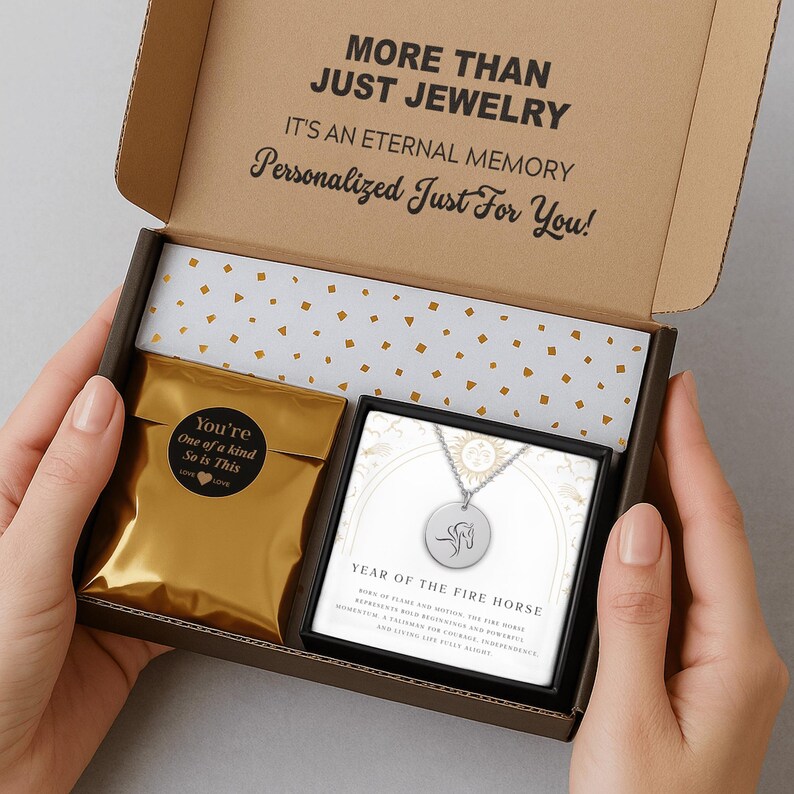 Pu&ograve; includere: Una collana con pendente argentato con un disegno di cavallo all'interno di una confezione regalo. La scatola contiene un sacchetto dorato con un adesivo che dice "You're One of a Kind So is This". La scatola ha anche il testo "MORE THAN JUST JEWELRY" e "Personalized Just For You!"