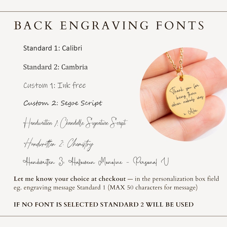 Pu&ograve; includere: Immagine che mostra le opzioni di carattere per l'incisione di gioielli personalizzati. Il testo include nomi di caratteri come Calibri, Cambria e Segoe Script. Un ciondolo d'oro con un messaggio inciso viene tenuto in mano, mostrando il prodotto finale.