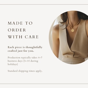 Pu&ograve; includere: Una collana con pendente dorato con un ciondolo circolare &egrave; indossata da una persona. L'immagine include il testo che dice "MADE TO ORDER WITH CARE" e "Each piece is thoughtfully crafted just for you."