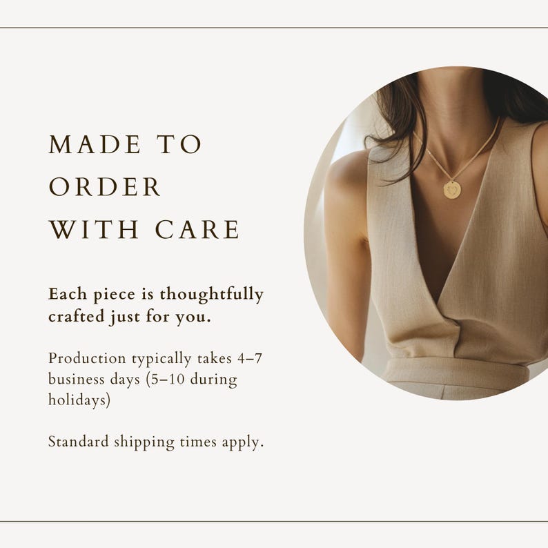 Pu&ograve; includere: Una collana con pendente dorato con un ciondolo circolare &egrave; indossata da una persona. L'immagine include il testo che dice "MADE TO ORDER WITH CARE" e "Each piece is thoughtfully crafted just for you."