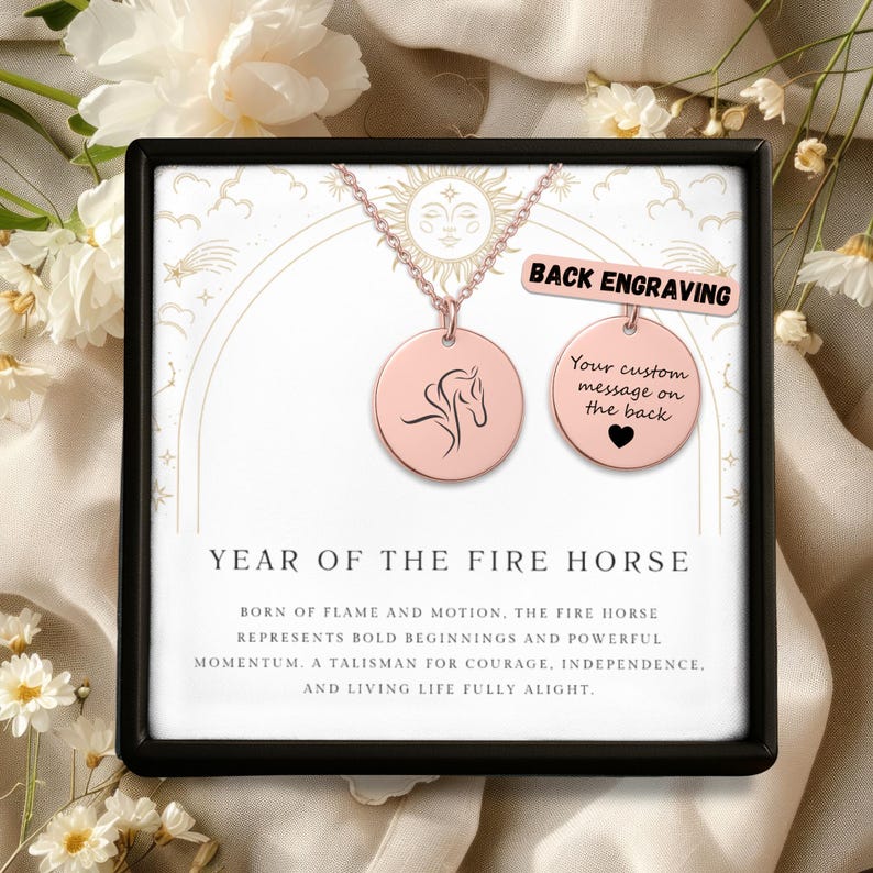 Pu&ograve; includere: Collana in oro rosa con un ciondolo circolare raffigurante la silhouette di un cavallo. Il ciondolo &egrave; esposto in una scatola nera con la scritta "YEAR OF THE FIRE HORSE". Include un ciondolo pi&ugrave; piccolo con la scritta "BACK ENGRAVING".