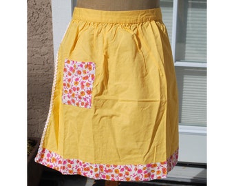 Mint Condition Vintage Apron Tie Back Yellow Fabric Cotton 60s Kitchen Rick Rack 1960s Clothing Country Flower