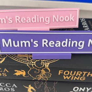 Mamas / Mamas Leseecke Bücherregal Schild mit Ständer Bookish 3D Druck Buch Geschenk Lesegeschenk Bücherregal Dekor Buch Nook Dekor Bibliothek Dekor