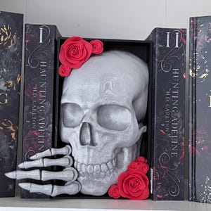 Rincón de lectura Calavera y Rosas: Estantería gótica impresa en 3D para decoración.