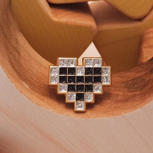 Heart enamel pin / Black and White glitter / 8-bit pixelated design / Retro-gaming, kawaii accessory for lapel, backpack and beanies.