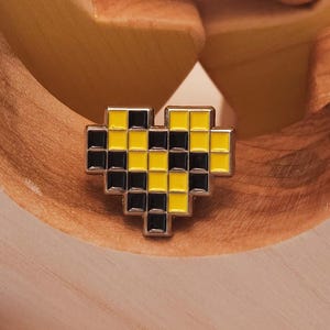 Heart enamel pin / Underconstruction theme / 8-bit pixelated design / Retro-gaming, kawaii accessory for lapel, backpack and beanies.