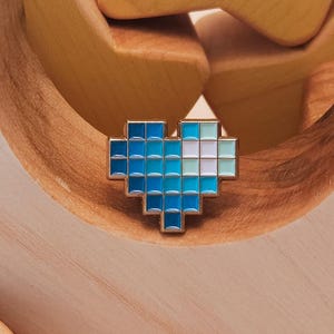 Blue heart enamel pin / 8-bit pixelated design / Retro-gaming, kawaii accessory for lapel, backpack and beanies.
