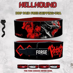 Puede incluir: Cinturones de halterofilia negros con diseños gráficos rojos y blancos. Los cinturones presentan el texto "HELLHOUND", "FORGE FIT" y "BERSERK". La imagen también incluye correas de elevación negras y la frase "THE FIRE INSIDE NEVER DIES."