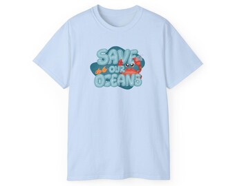 Può includere: T-shirt azzurra con una grafica che dice "Save Our Oceans". La grafica presenta un granchio, pesci e fiamme dei cartoni animati. La maglietta è realizzata in un materiale morbido e ha maniche corte.