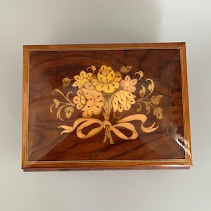 sorrento marquetry wooden music box that plays song “memories” chateaucore