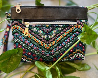 Monedero de pulsera - Floral acolchado - Pequeño bolso de algodón/piel vegana con cremallera, hecho a mano