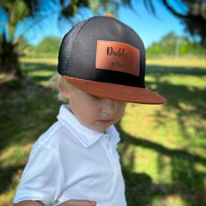 Mini casquette de camionneur personnalisée Daddy&#39;s pour enfants avec écusson en cuir gravé | Casquette snapback avec nom personnalisé pour garçon et fille | Casquette réglable en filet