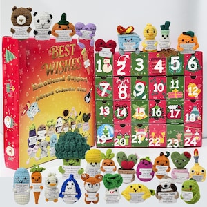 Pode incluir: Um calendário do advento vermelho e verde com 24 caixas numeradas, com figuras de crochê de animais e plantas. O calendário é intitulado "Best Wishes Emotional Support Advent Calendar 2025."
