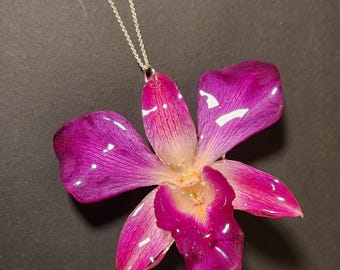 Wisiorek z prawdziwą orchideą – naszyjnik z kwiatem z żywicy, biżuteria ręcznie robiona