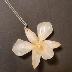 本物の蘭の花のネックレス：手作り樹脂製ボタニカルペンダント