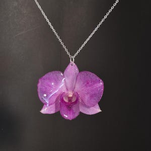 本物の蘭の樹脂ペンダントネックレス：手作りのボタニカルジュエリー