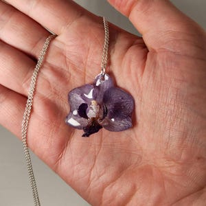 ラベンダーオーキッドペンダント - 本物のオーキッド樹脂ペンダント - ハンドメイドフラワーネックレス - 彼女へのユニークなクリスマスプレゼント - ホリデーギフト - 記念日
