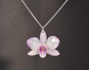 Wisiorek z prawdziwą orchideą: ręcznie robiony naszyjnik z kwiatem z żywicy, stal nierdzewna