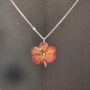 本物の蘭の樹脂ペンダント：手作りの花のネックレス、ボタニカルジュエリー