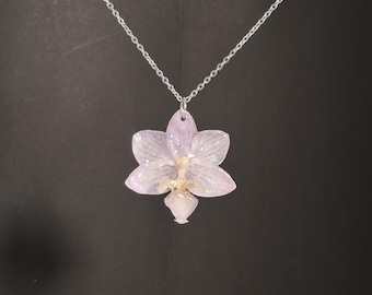 Naszyjnik z wisiorkiem z żywicy w kształcie orchidei – ręcznie robiona biżuteria botaniczna