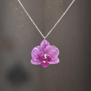 本物の蘭の樹脂ペンダントネックレス：手作りのボタニカルジュエリー