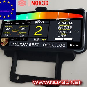 Puede incluir: Una pantalla de tablero negro con una pantalla digital amarilla que muestra el número 2 y 69 km/h. La pantalla también muestra los tiempos de vuelta, la mejor vuelta de la sesión y la mejor vuelta de todos los tiempos. El texto "NOX3D" se muestra en la parte superior de la pantalla. El texto "SESSION BEST: 00:00.000" se muestra en la parte inferior de la pantalla.