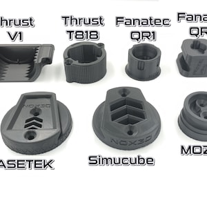 Puede incluir: Un conjunto de adaptadores de plástico negro para diferentes marcas de volantes de carreras, incluyendo Thrustmaster, Fanatec, Asetek, Simucube y Moza.
