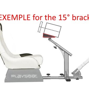Pu&ograve; includere: Un sedile da corsa bianco con una base nera e un telaio di simulatore di corsa argentato. Il telaio ha una staffa da 15 gradi, come mostrato nel diagramma. Il testo "EXAMPLE for the 15 degree bracket" &egrave; scritto in rosso.