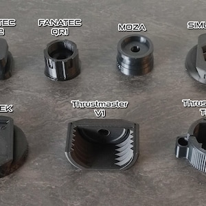 Puede incluir: Una colección de siete adaptadores de liberación rápida para volante de plástico negro para varias marcas de volantes de carreras, incluidas Fanatec, Moza, Simucube, Thrustmaster y Asetek.