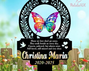 Può includere: Paletto commemorativo da giardino in metallo nero con un design a farfalla colorata. Il paletto include il nome "Christina Maria" e le date 2020-2025, insieme a una poesia. Una rosa e un motivo floreale incorniciano la farfalla.
