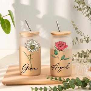Taza de cristal personalizada con diseño de flor de nacimiento y nombre, ideal para el Día de la Madre, con tapa y pajita, ideal como regalo para ella o para una boda.
