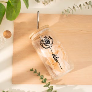 Vaso personalizado con diseño de flor de nacimiento, regalo personalizado para ella, regalo para dama de honor, taza de café helado con tapa, regalo de San Valentín, vasos para despedida de soltera.