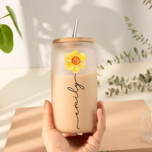 Vaso de cerveza esmerilado personalizado, vaso de cerveza con flor de nacimiento, Día de la Madre, regalo de dama de honor, propuesta de dama de honor, regalo único para ella