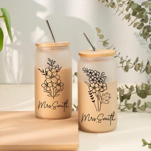 Taza de café helado personalizada con flor de nacimiento, vaso de vidrio con tapa y pajita, lata de vidrio para maestros, regalos de agradecimiento para maestros, regalo para cuidadores.